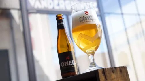 Omer glas en flesje met blondbier, foto genomen in een schuine hoek vanuit onder