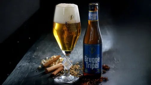 Gevuld Brugge Tripel glas en flesje, donkere sfeer