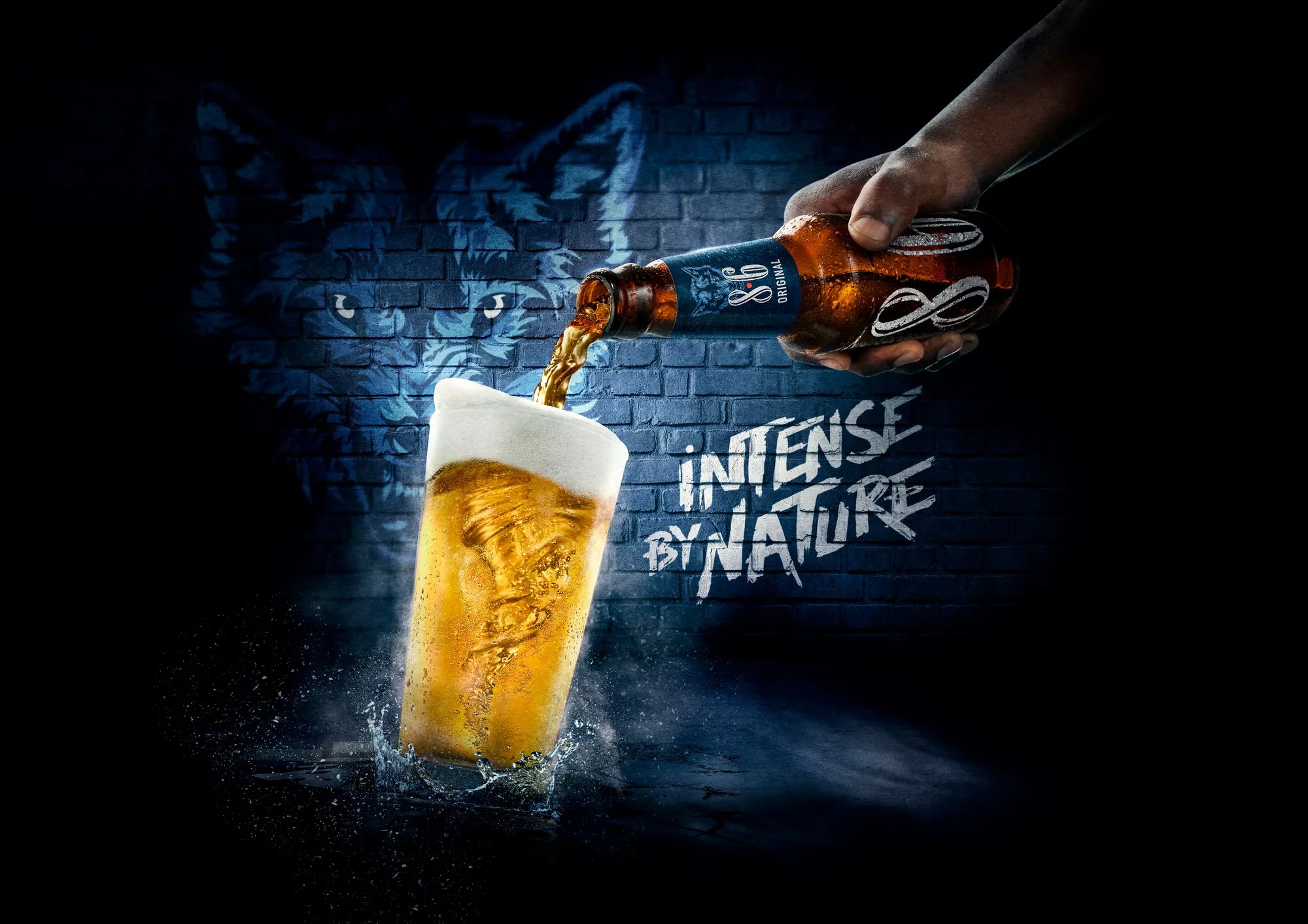8.6 orignal glas dat word ingeschonken vanuit een fles, blauwe achtergrond met "Intense by nature"