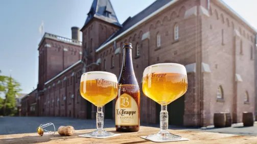 La Trappe Trappist blond, glazen en flesjes, voor het klooster