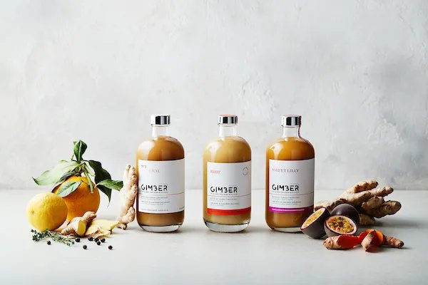 3 gimberflesjes en ingredienten voor een witte achtergrond