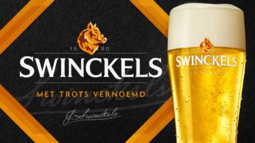 Swinckels bierglas met flesje, zwarte achtergrond