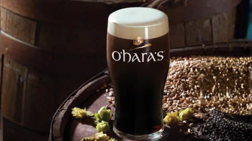 Gevuld O'Hara's glas met hop en malt, donkere achtergrond