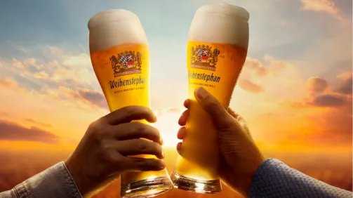 Weihenstephan 2 glazen proostend, zonsondergang