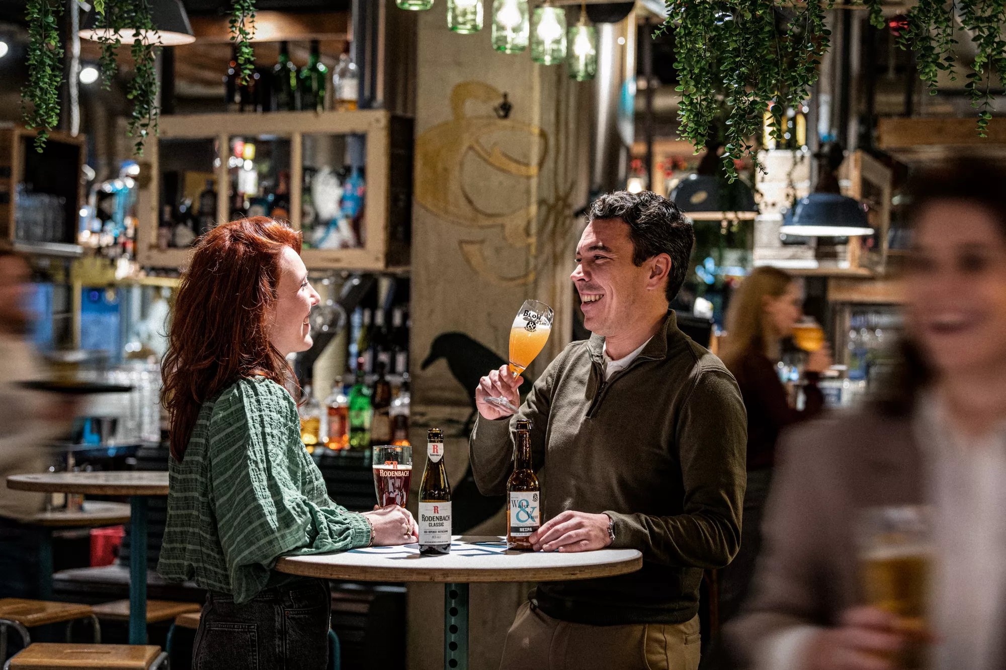 Man en vrouw in cafe