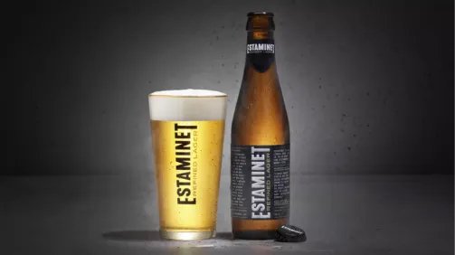 Estaminet flesje en glas, zwart grijze achtergrond